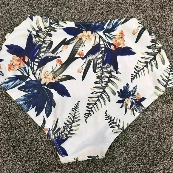 Zaful bikini Medium 1950s two-piece blue and white floral summertime pool beach - Picture 6 of 16